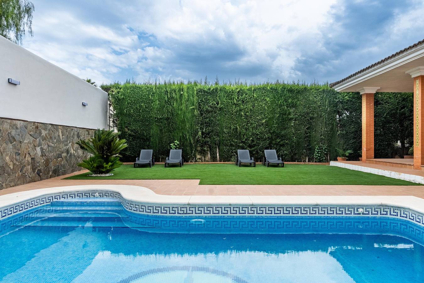 Villa 'Candeleria Sol y Piscina' con piscina privada, Wi-Fi y aire acondicionado in Bormujos, Provincia de Sevilla