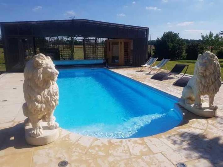 Location de vacances pour 12 personnes, avec terrasse ainsi que jardin et piscine, animaux acceptés à Saint-Clair-d'Arcey