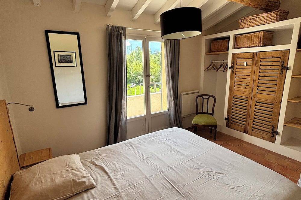 Een klein paradijs aan de rivier met verwarmd zwembad in Le Thor, Vaucluse