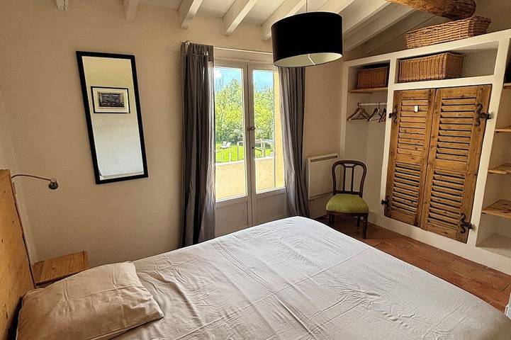 A 3 km de l'Isle sur la Sorgue, Villa au bord de rivière et sa piscine chauffée in Le Thor, Vaucluse