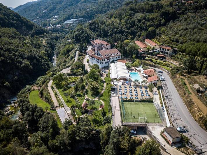 Hôtel pour 4 personnes, avec piscine ainsi que bassin pour enfant et jardin, animaux acceptés à Rocchetta Nervina