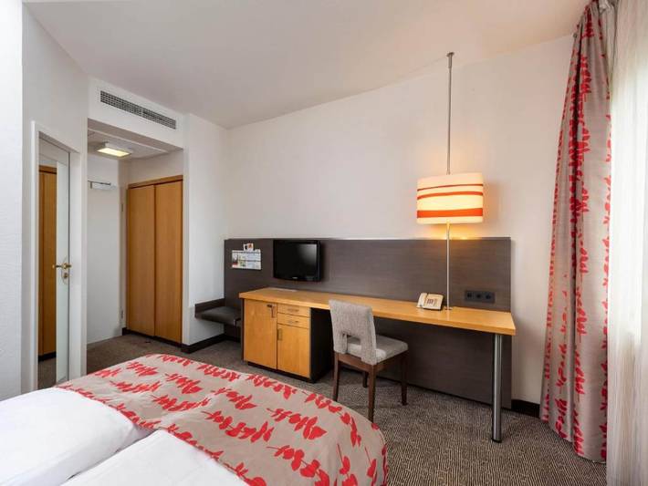 Entire apartment, Sunday Hotel Frankfurt Standard Double Room in Neu-Isenburg, Landkreis Offenbach
