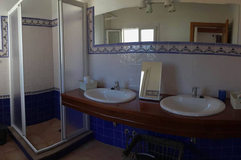 Spacious family house 5 minutes from the beach in the small village of Na Macaret in Coves Noves, Es Mercadal