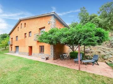 Location de vacances pour 7 personnes, avec jacuzzi et balcon ainsi que piscine et jardin à Montseny