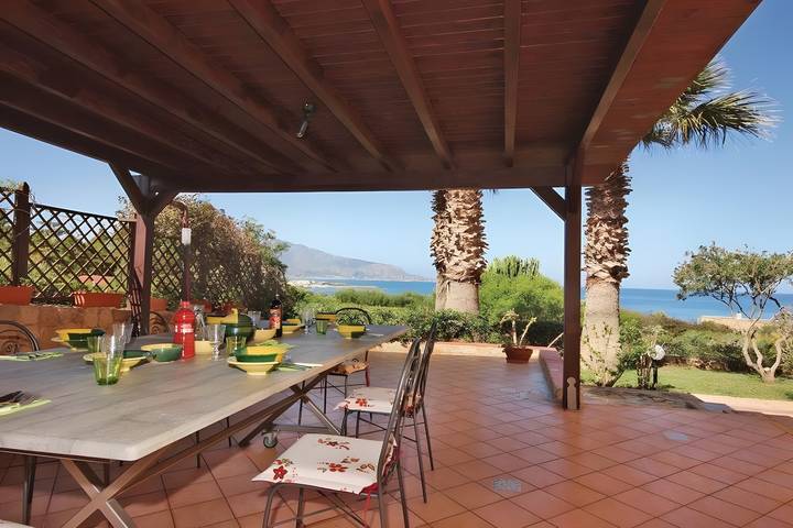 Villa for 4 people, with yard, with pets in Sicily