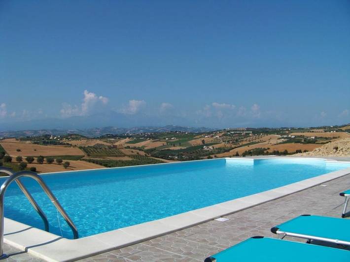 Campeggio per 4 persone, con Terrazza e Giardino nonché Piscina e Panorama in Abruzzo