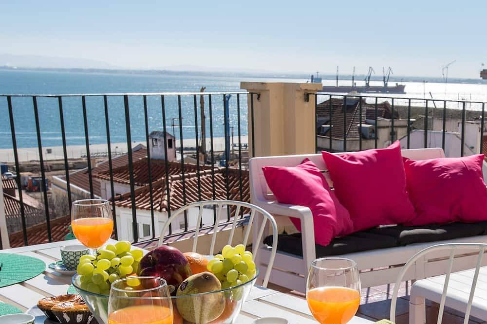 Entire apartment, Terrace & River View | Alfama | AC | Sleeps 6 | 3 Beds 2 Baths | Panteao in São Vicente de Fora, São Vicente (Lisbon)