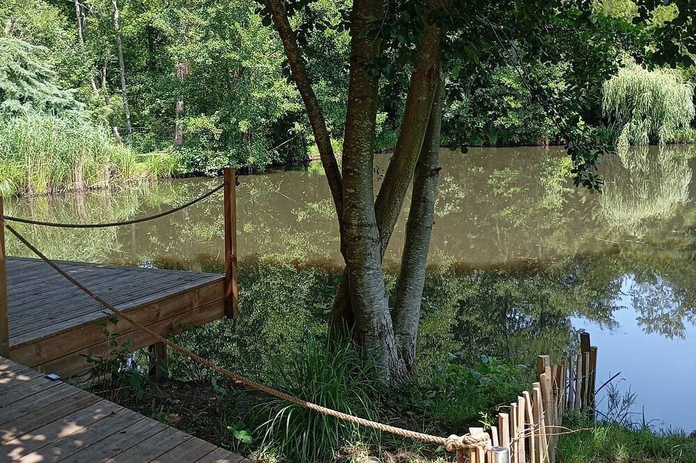 Pond-side cabin in Mauregny-en-Haye, Aisne
