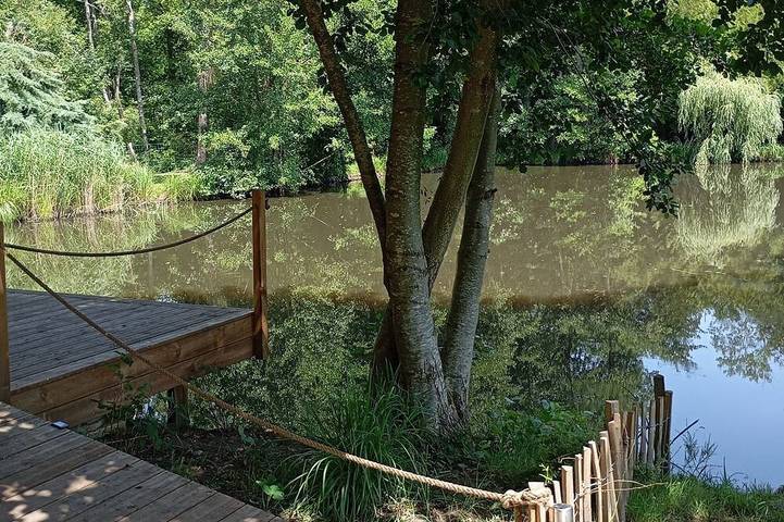 Cabane au bord d'un étang in Mauregny-en-Haye, Aisne