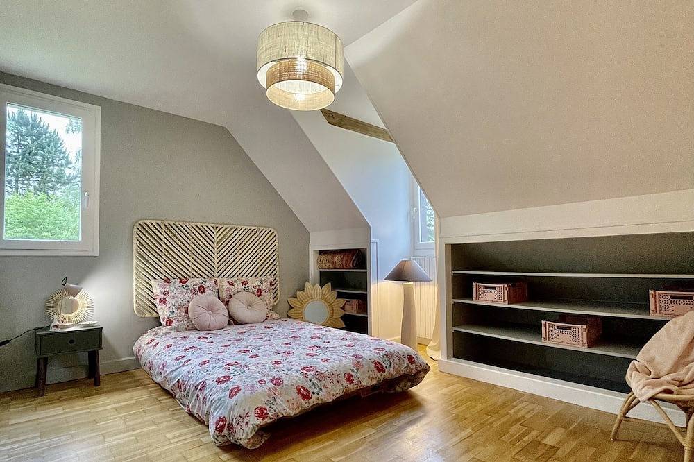 Renovated country property with fireplace, near forest in Le Mont-Saint-Adrien, Oise