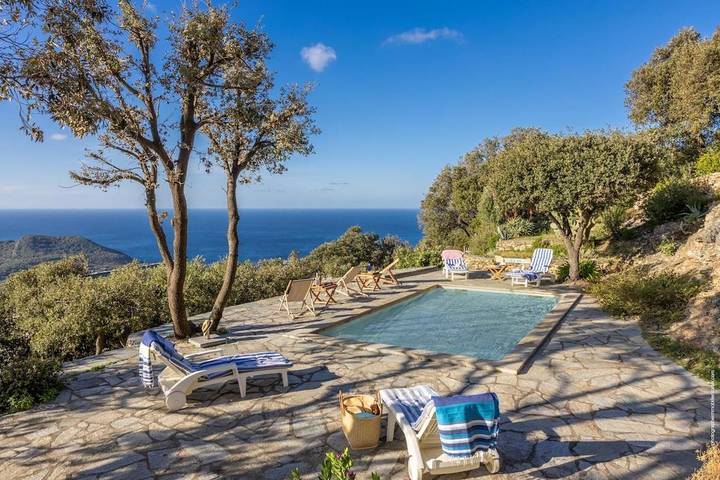 Location de vacances pour 4 personnes, avec piscine ainsi que jardin et vue, animaux acceptés à Centuri