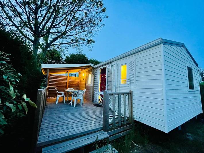 Camping pour 5 personnes, avec terrasse ainsi que piscine et jardin, animaux acceptés