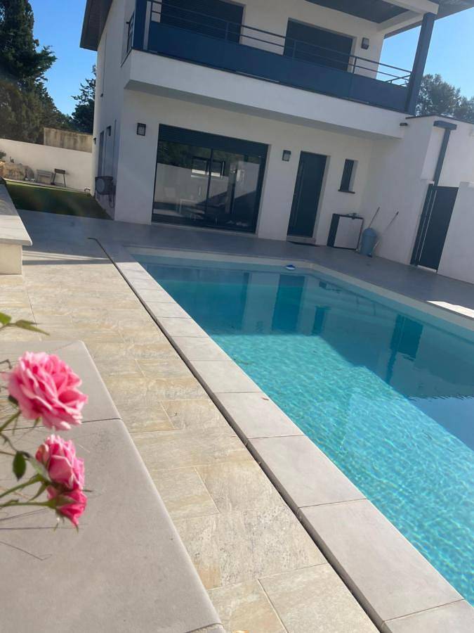 Location de vacances pour 7 personnes, avec terrasse ainsi que jardin et piscine à Villetelle