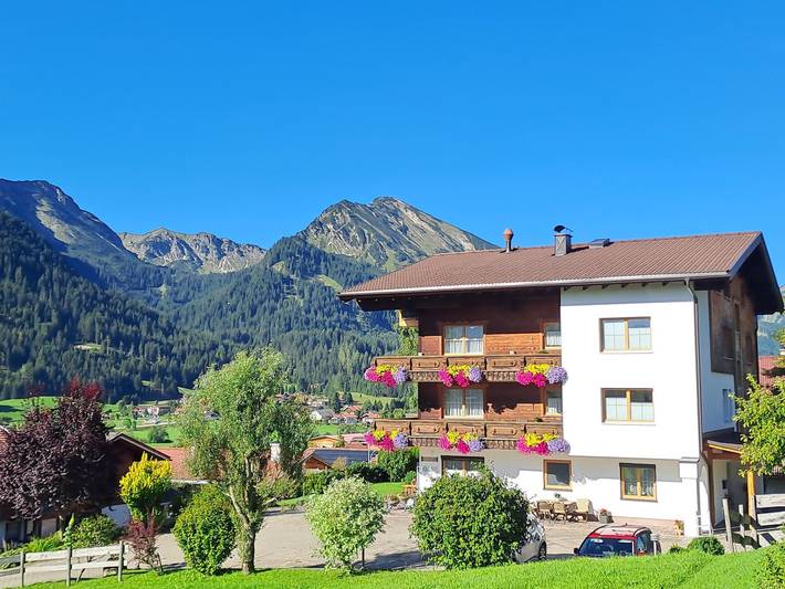 Ferienwohnung für 3 Personen, mit Balkon und Garten sowie Sauna und Ausblick in Tannheim (Tirol) - 2