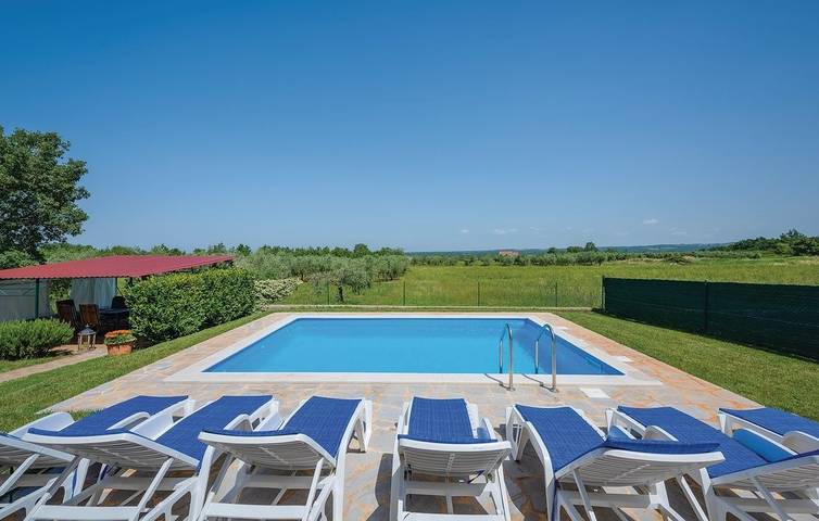 Ferienhaus für 8 Personen, mit Balkon/Terrasse und Garten sowie Pool in Nova Vas