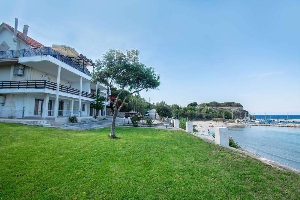Ganze Wohnung, Apartment right on the water in Tragaki, Zakynthos