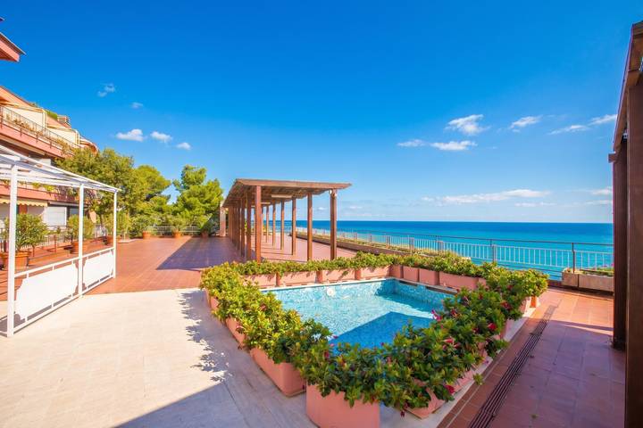 Ganze Wohnung, Il Suono del Mare - Sea Front Apt and Pool in Capo Mimosa-Rollo, Cervo (Liguria)