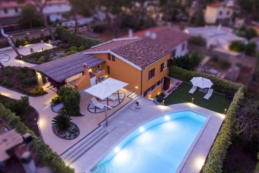 Villa Fenicottero: Elegant Private Oasis with Pool, Near Crystal Clear Sea in Porto Pino Beach, Porto Pino
