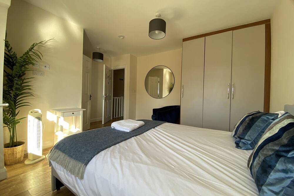 Burnham / Slough Spacious Six Bedroom House in Slough, Berkshire