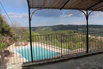 Location de vacances pour 10 personnes, avec terrasse à Chassiers