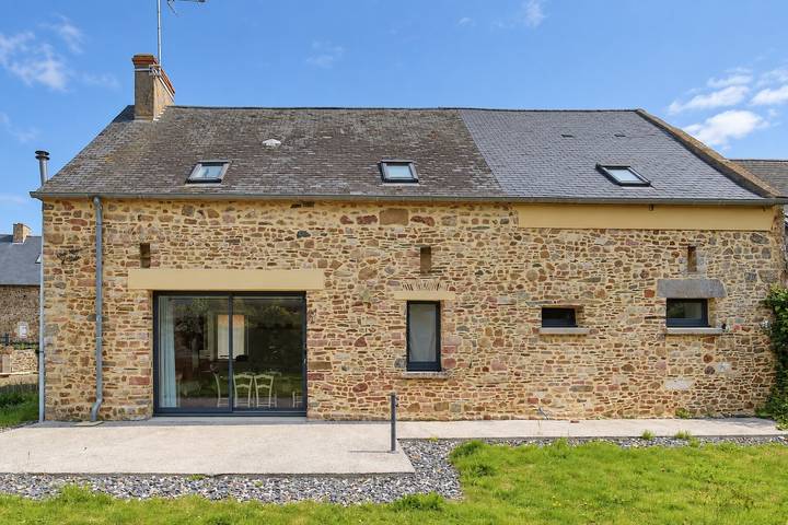 Holiday Home 'Chez Manie et Mablot' with Private Terrace, Garden and Wi-Fi in Créances, Coutances