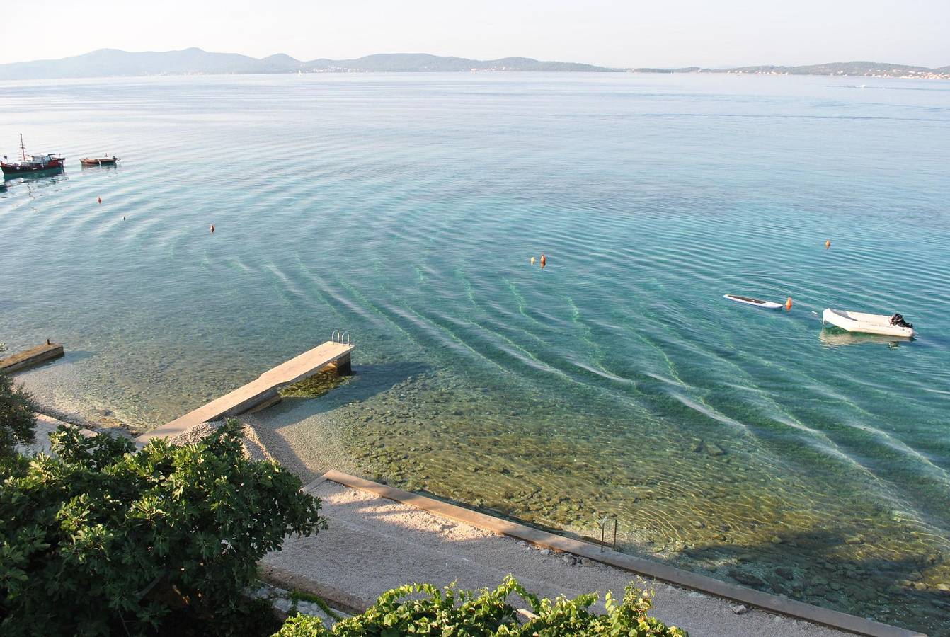 Ganze Ferienwohnung, Große Ferienwohnung mit Balkon und fantastischem Meerblick, direkt am Strand in Bibinje, Zadar