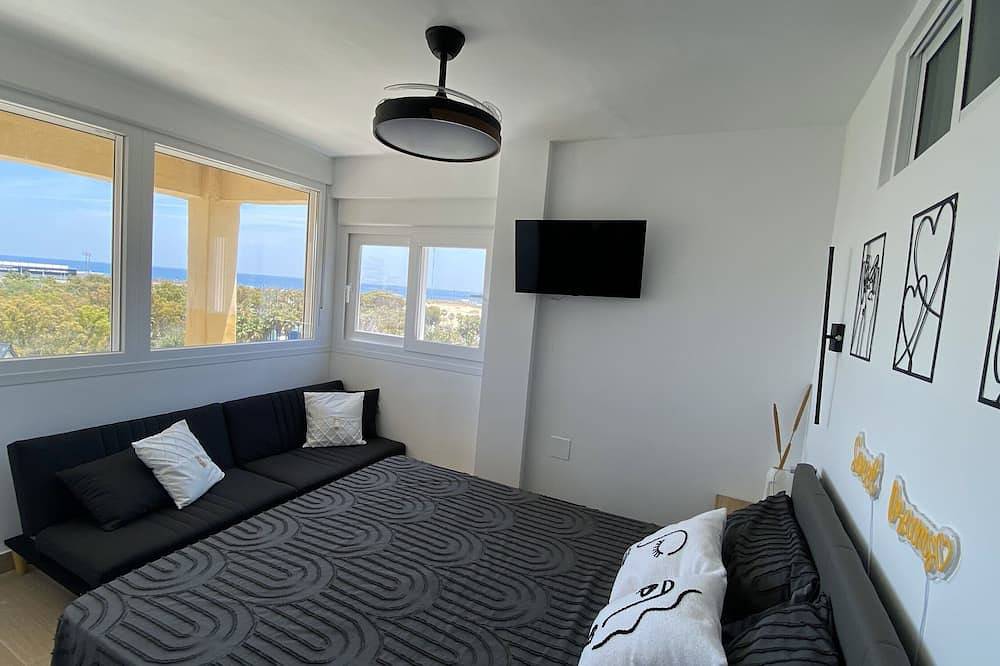 Entire apartment, The Rock Views Apartments 2 one minute walk from the border with Gibraltar. in La Línea de la Concepción, Costa de la Luz