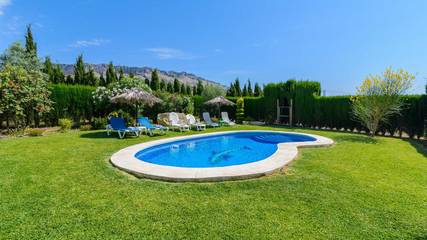 Casa rústica para 6 personas, con jardín además de terraza y piscina en Villanueva de la Concepción