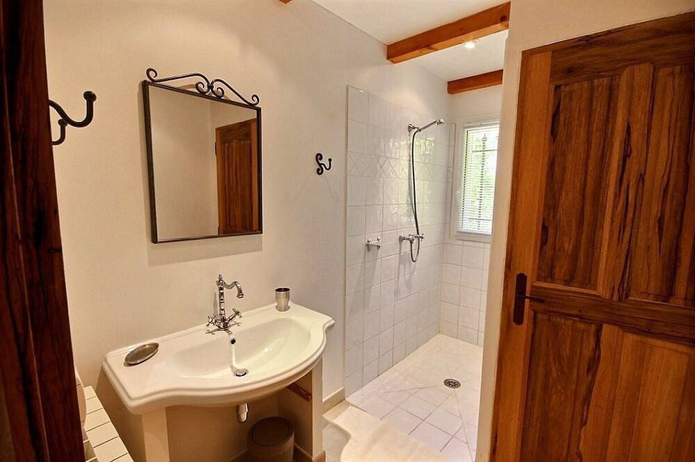 En Provence, Face Au Luberon, Un Petit Coin De Paradis, Villa Privee Pour 6 Pers in Cabrières-d'Avignon, Parc naturel régional du Luberon