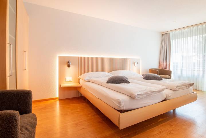 Gîte pour 5 personnes, avec sauna et balcon ainsi que jacuzzi et jardin, adapté aux familles à Saas-Fee - 4