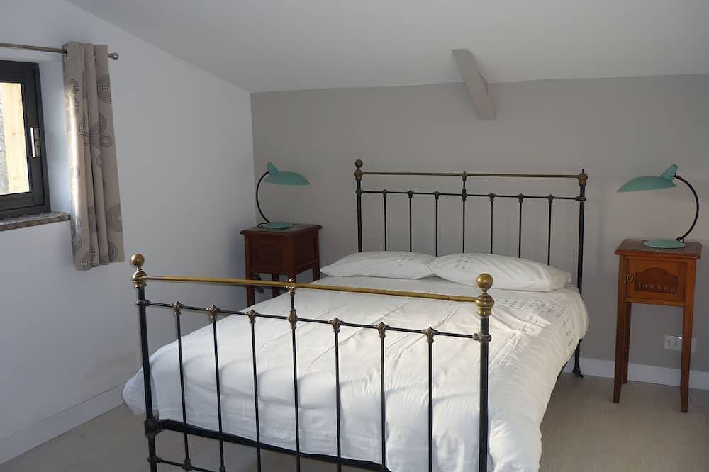 Entire apartment, Renovated workshop for 6 people with shared, heated pool in Semur en Auxois in Semur-en-Auxois, Montbard region