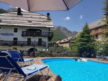 Gîte pour 6 personnes, avec piscine et sauna ainsi que terrasse et jardin, animaux acceptés à Arvieux