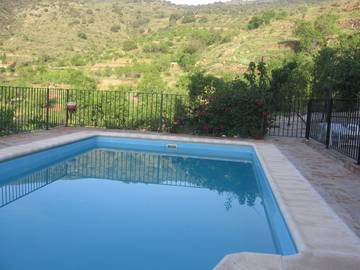 Casa rural para 6 personas, con piscina y terraza en Laroya