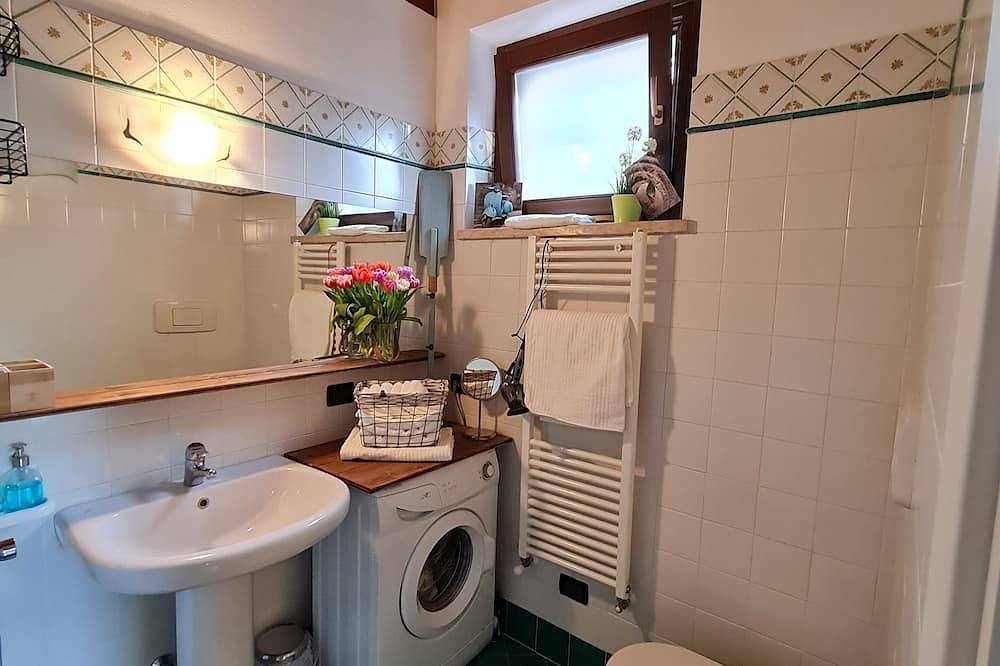 Ganze Wohnung, Appartement Casalina mit einzigartiger Poollandschaft wenige Meter zum Gardasee in Castelletto di Brenzone, Brenzone
