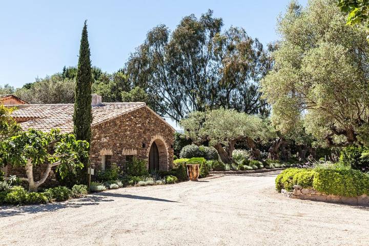 Maison d’hôte pour 2 personnes, avec vue et piscine ainsi que jardin et terrasse à Gassin