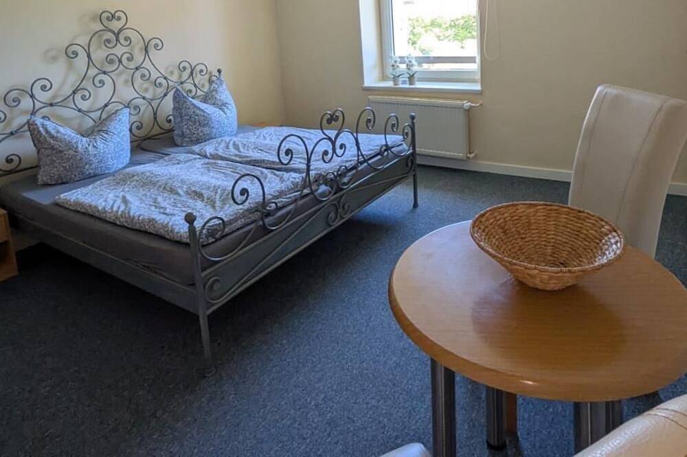 Ganze Wohnung, Großzügige Ferienwohnung mit viel Platz zwischen Tollenseesee und Müritz in Hohenzieritz, Mecklenburg-Strelitz