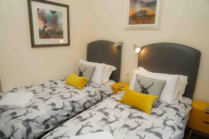 Cosy, central, super king bed, free parking, dog friendly in Blairgowrie (Perthshire), Perthshire