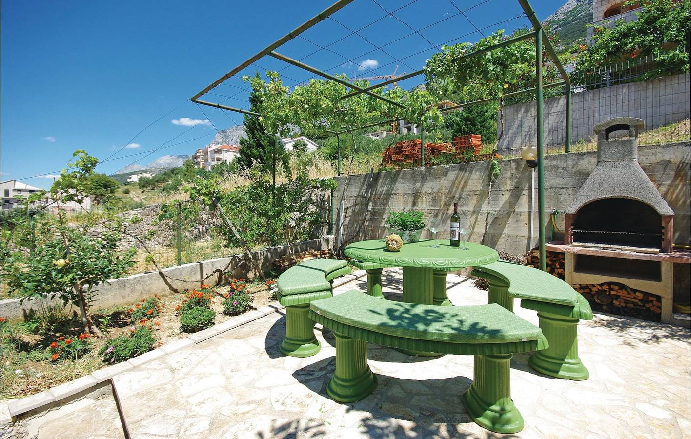 Entire holiday apartment, Modern Apartment with Terrace, 800m to Makarska Center & 700m to Coast in Makarska, Makarska Riviera