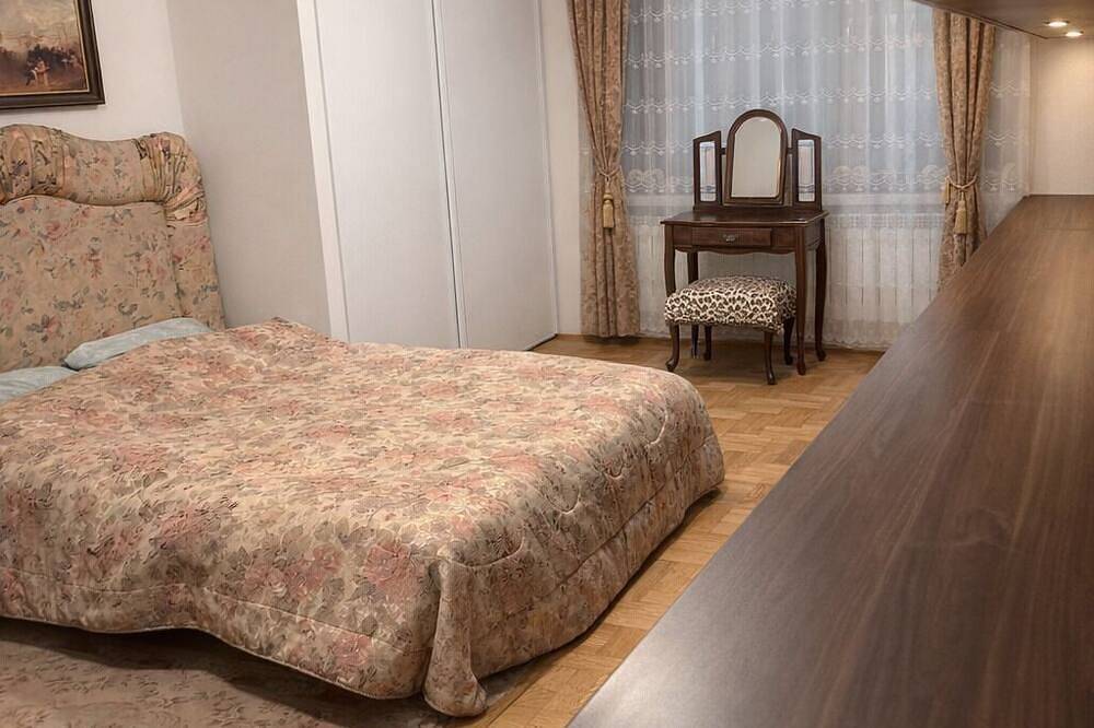 Spacious 6 Bedroom Kraków Home, Prime Location, Ac & Heat Perfect for Groups in Krakau, Kleinpolen