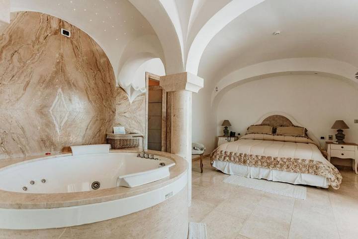 Hôtel pour 4 personnes, avec piscine ainsi que jardin et vue, animaux acceptés dans Cala Bitta - 2