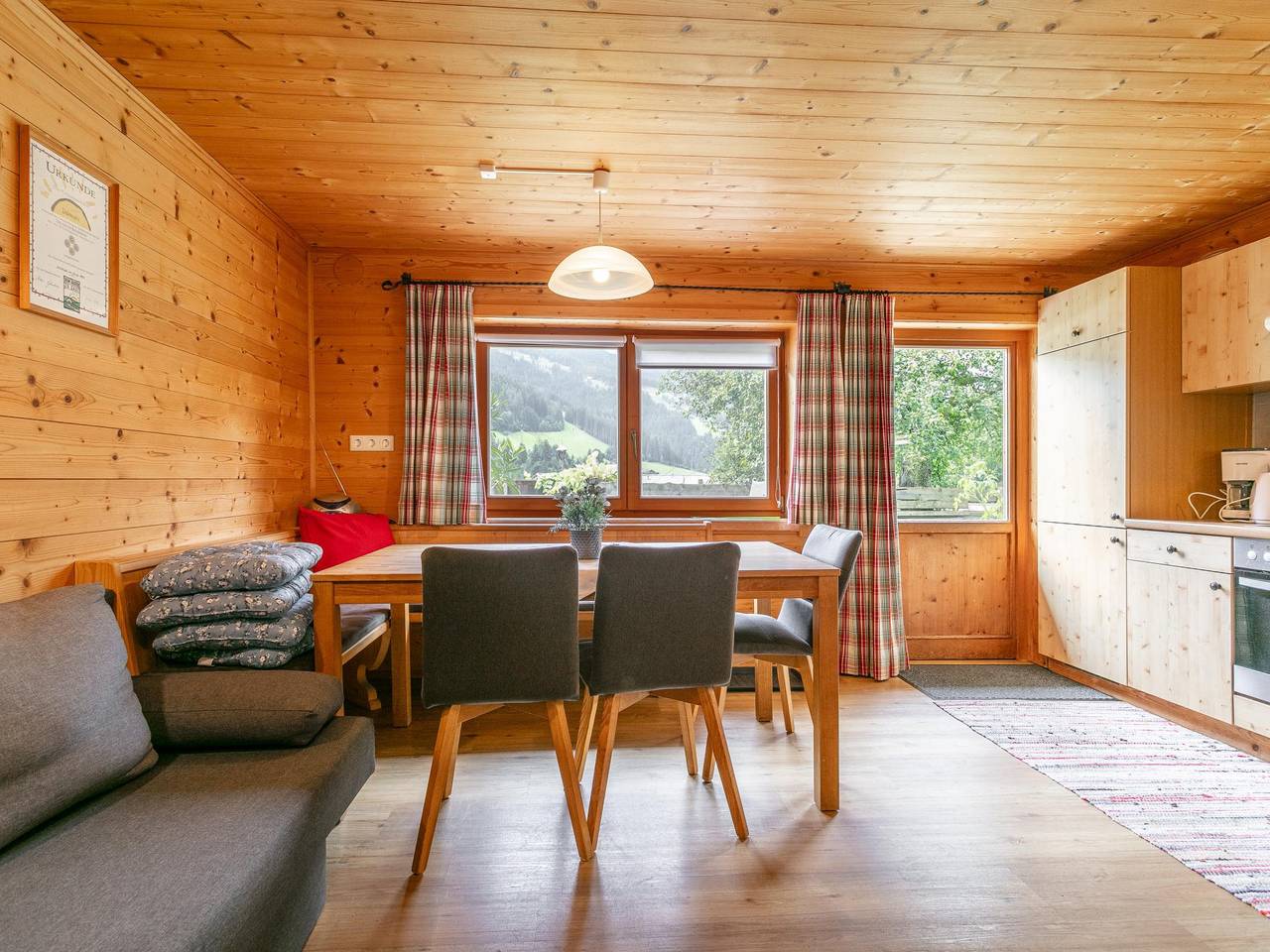 Ganze Wohnung, Großes Appartement mit Garten, Skibusnähe in Alpbach, Kitzbüheler Alpen