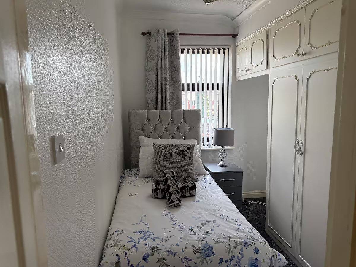 Coventry 4-Bed House, Sleeps 8 with Garden in Coventry, Birmingham und Umgebung