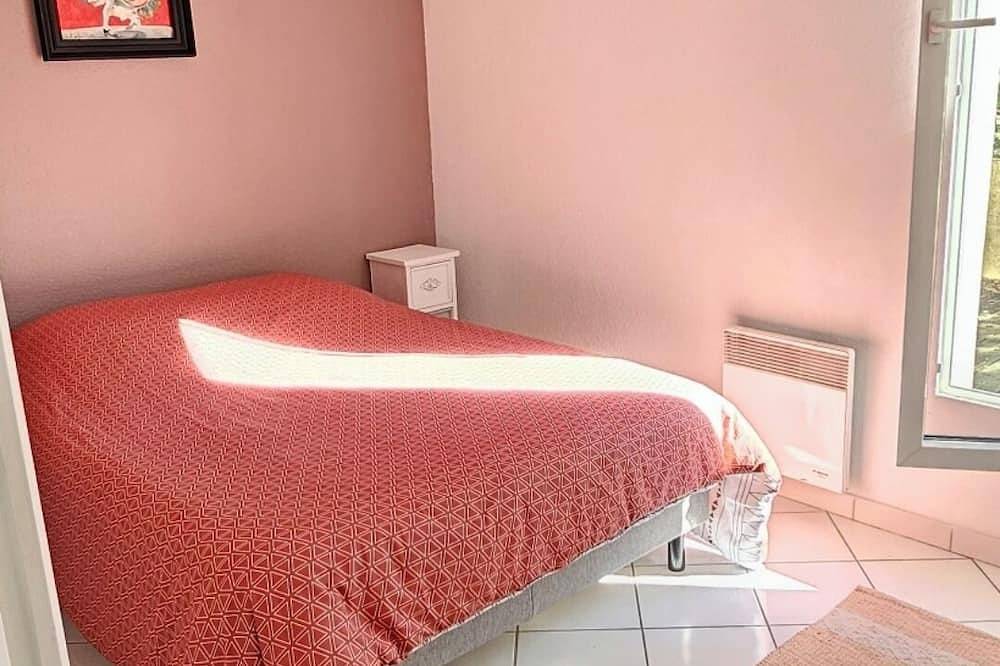 Entire apartment, Appartement Solaire Duplex Avec Terrasse en Bois in Pessac, Bordeaux region