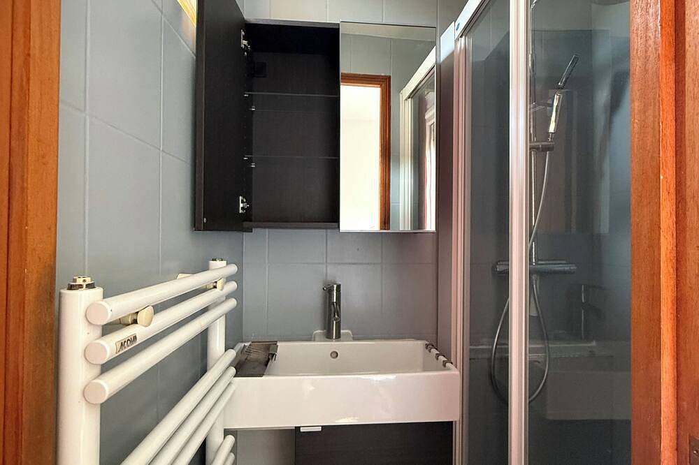 Ganze Wohnung, Cosy 1-Bedroom Apartment, 20 Min from Paris & Versailles, Not Overlooked in Suresnes, Hauts-de-Seine