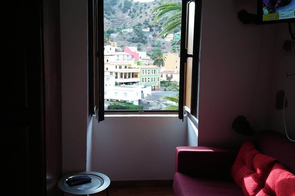 Ideal couples house with beautiful views of the town, excellent for walkers. in Vallehermoso, La Gomera
