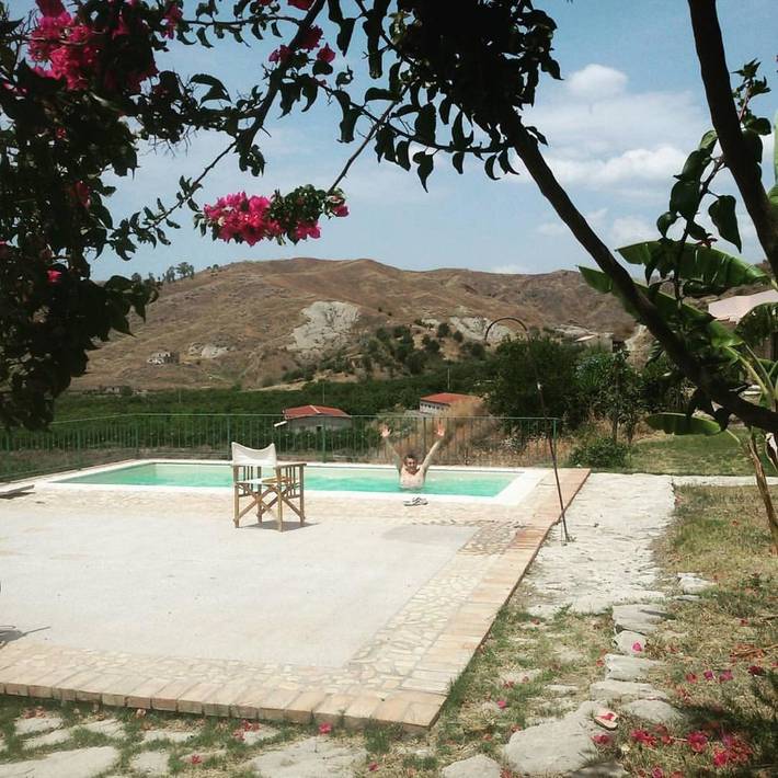Location de vacances pour 6 personnes, avec Balcon et Terrasse ainsi que Jardin et Piscine à Bova Marina