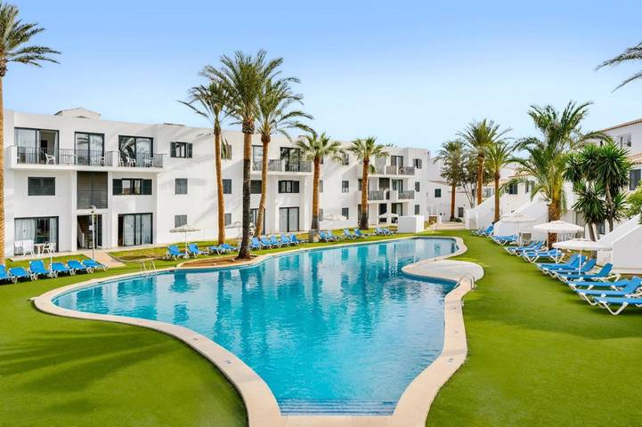 Apartahotel para 4 personas, con piscina además de piscina para niños y jardín en Menorca