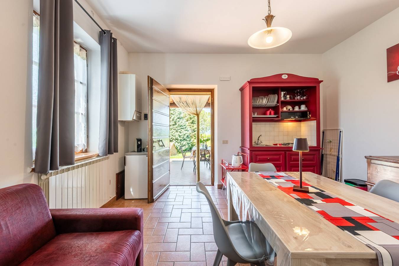 Entire apartment, Apartment 'Il Crivello' with Shared Pool, Wi-Fi and Air Conditioning in Gallina, Castiglione d'Orcia region