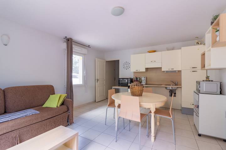 Gîte pour 4 personnes, avec Terrasse ainsi que Jardin et Piscine dans Lac de Jouarrès