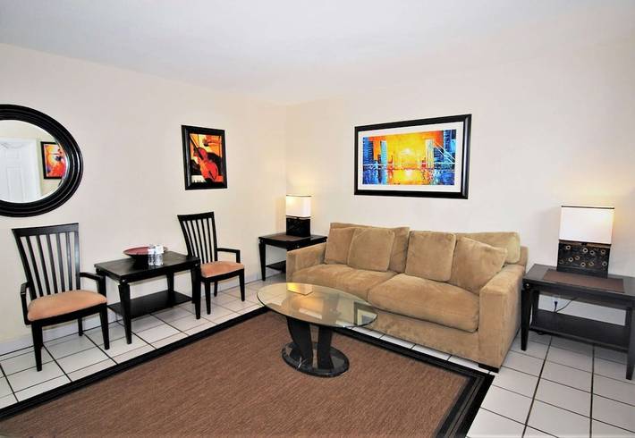 Vacation rental for 4 people, with balcony and pool as well as yard, with pets in Dania Beach